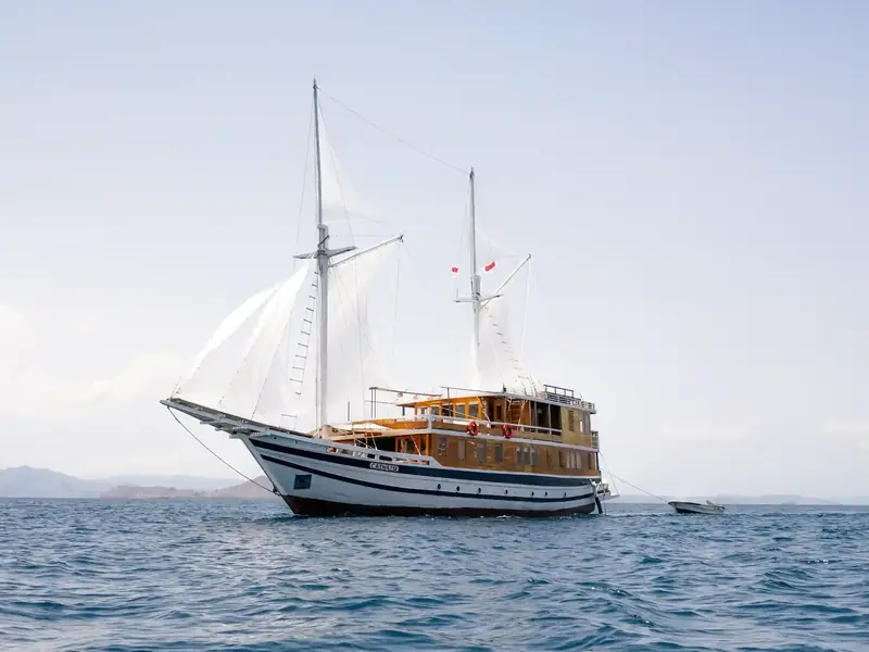 Phinisi under full white sail