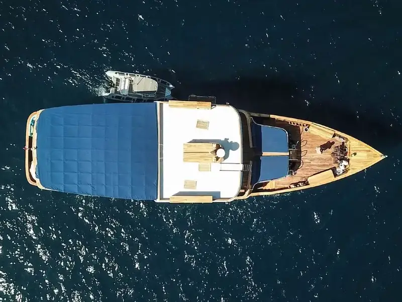 Vessel seen from directly above on blue water