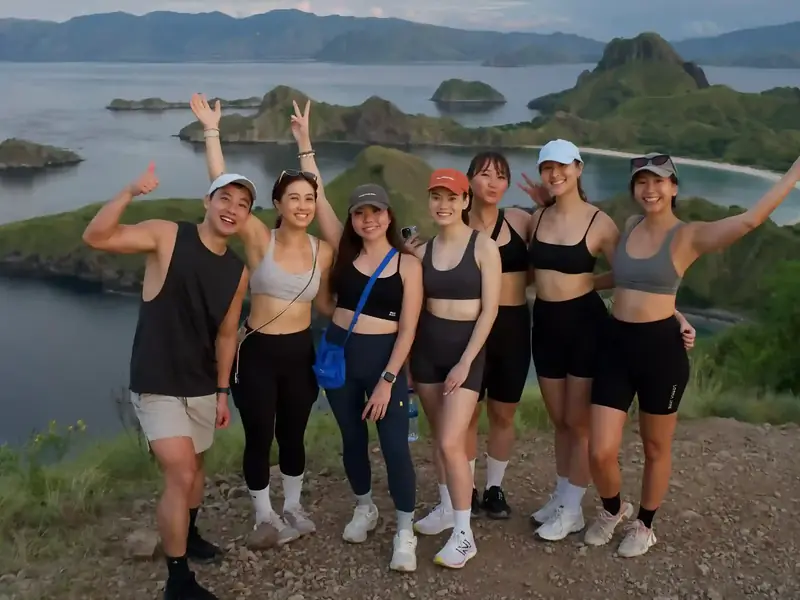 Group of travellers at the Padar Island viewpoint
