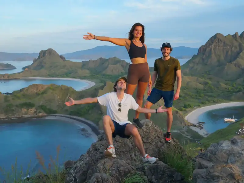 Travellers on the Padar Island ridge