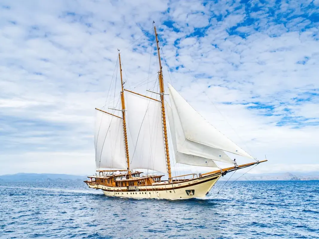 Phinisi under full sail