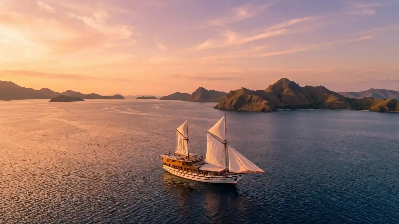 Traditional Phinisi Construction vs. Modern Yacht: Which is Better?