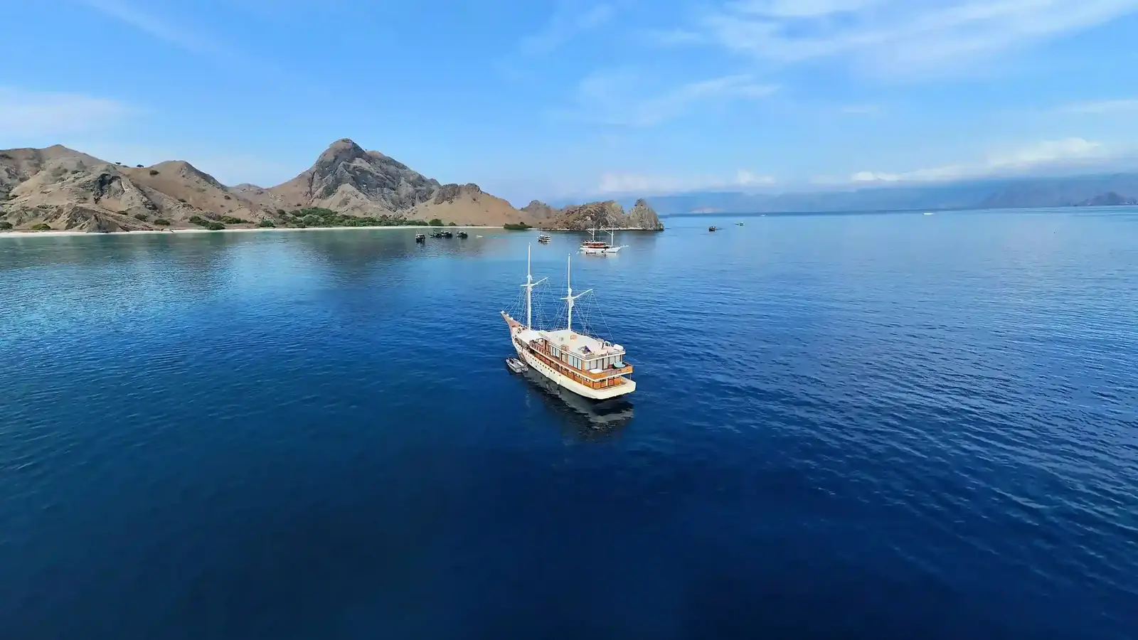 Komodo Yacht Charter: A Comprehensive Comparison of Charter Options and Costs for 2027